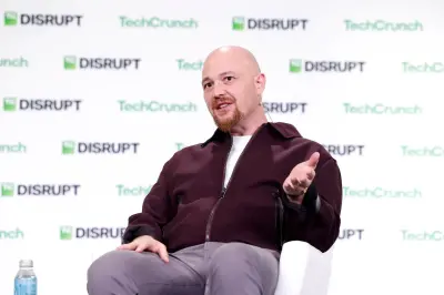 Replit CEO'su Amjad Masad TechCrunch Disrupt sahnesinde konuşurken