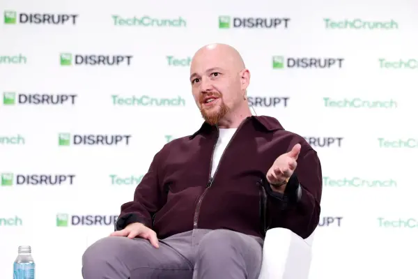 Replit CEO'su Amjad Masad TechCrunch Disrupt sahnesinde konuşurken