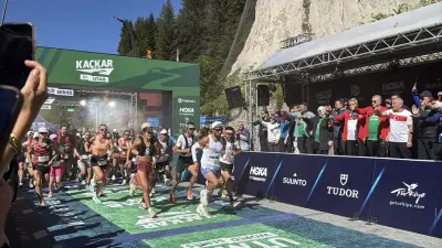 Gençlik ve Spor Bakanı Osman Aşkın Bak, Kaçkar by UTMB maratonunun startını verirken