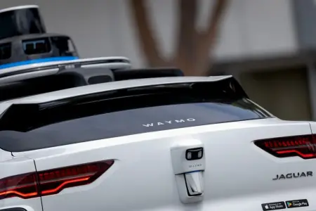 Bir Waymo robotaksisi şehir sokağında ilerlerken