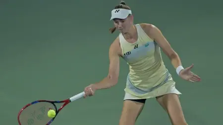 Tenis kortunda maç yapan kadın tenisçiler