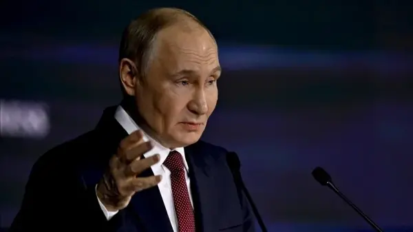 Rusya Devlet Başkanı Vladimir Putin ekonomik toplantıda konuşurken