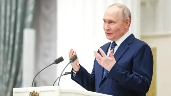 Vladimir Putin'in Ukrayna savaşı konusundaki değişmez tavrını ve Rusya'daki kamuoyu tartışmalarını temsil eden soyut bir görsel.