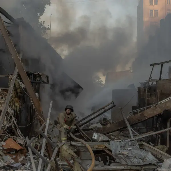 Kiev'e yönelik Rus saldırısını temsil eden karanlık ve fütüristik bir görsel.