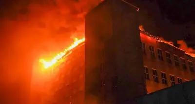 Ukrayna'da Rus füze saldırısı sonrası hasar gören binalar ve kurtarma ekipleri