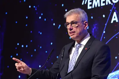 Sağlık Bakanı Kemal Memişoğlu, Antalya'da düzenlenen 6'ncı Uluslararası Acil Tıp Kongresi'nde konuşma yaparken