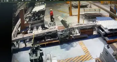 Sakarya'daki fabrika patlamasının ardından oluşan dumanlar ve olay yeri incelemesi