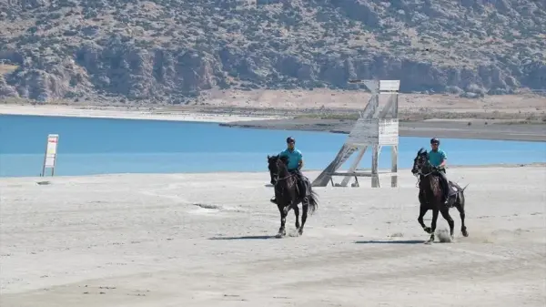 Salda Gölü kıyısında atlı jandarma devriyesi