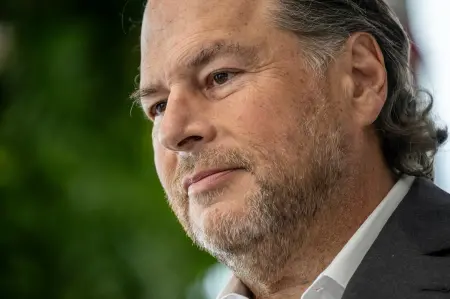 Salesforce ve Rune Technologies logosu birleşmesi, askeri lojistik ve yapay zeka temalı görsel
