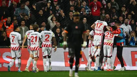 Samsunsporlu futbolcuların Galatasaray karşısında gol sevinci yaşadığı an.