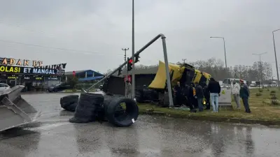 SAMSUN'DA KORKUNÇ TIR KAZASI: YOL KİLİTLENDİ, GÖRÜNTÜLER ORTAYA ÇIKTI!