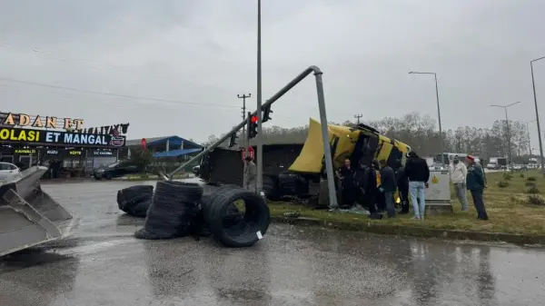 SAMSUN'DA KORKUNÇ TIR KAZASI: YOL KİLİTLENDİ, GÖRÜNTÜLER ORTAYA ÇIKTI!
