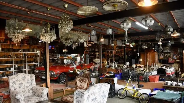 Cengiz Toprak'ın Samsun'daki nostalji hangarında klasik otomobiller ve antika eşyalar