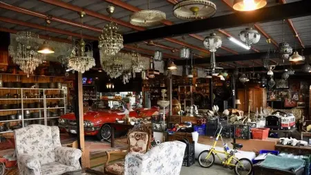 Cengiz Toprak'ın Samsun'daki nostalji hangarında klasik otomobiller ve antika eşyalar