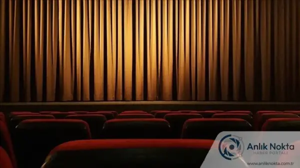Çeşitli sanat eserlerinin sergilendiği bir sanat galerisi veya bienal alanından genel bir görüntü.