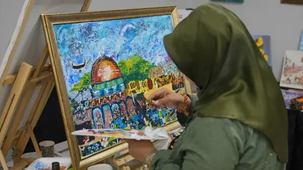 Gazze'deki yaralılar için düzenlenen sanat festivalinde sergilenen eserler
