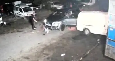Sanayi sitesinde olay yeri incelemesi yapan polis ekipleri