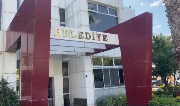 Polis, Seferihisar Belediyesi İmar ve Şehircilik Müdürü E.U.'yu binadan çıkarırken