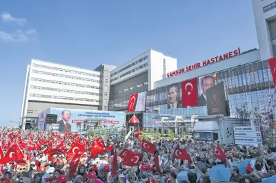 Türkiye'deki modern bir şehir hastanesinin dış görünüşü