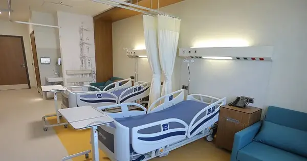 Modern bir şehir hastanesinin dış görünüşü