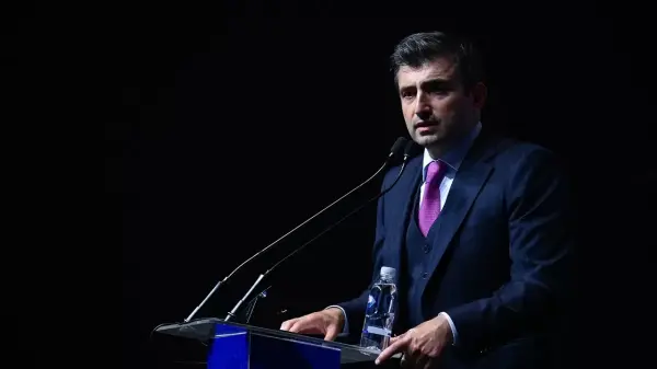 Selçuk Bayraktar Türkiye Yapay Zeka Zirvesi'nde konuşma yaparken