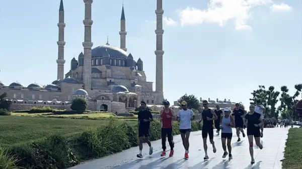 Edirne Selimiye Camisi etrafında koşan sporcular