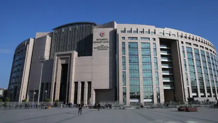 İstanbul Adliyesi önünde finansal belgelerle ilgili bir haber fotoğrafı
