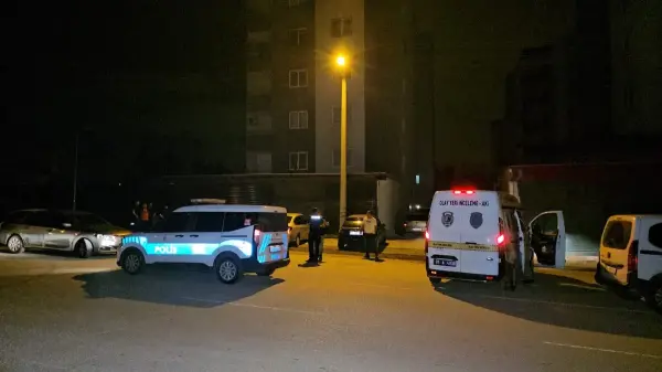 Adana'da 3. kattan düşerek ölen kadının bulunduğu olay yeri