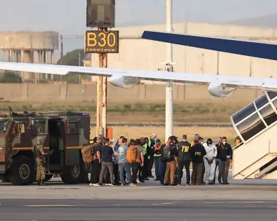 Güney Afrika'dan ABD'ye iade edilen Nijeryalı dolandırıcılık şüphelileri