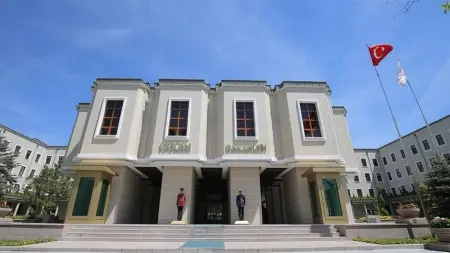 Siber suç operasyonunda yakalanan şüpheliler ve dijital güvenlik teması