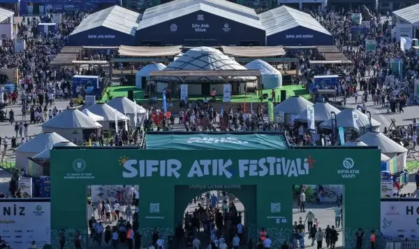 Sıfır Atık Festivali'nde kalabalık bir ziyaretçi grubu