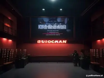 Sinema salonu girişinde film afişleri ve bilet kuyruğu