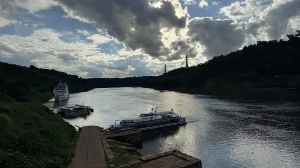 Güney Amerika'da Arjantin, Brezilya ve Paraguay'ın kesiştiği "Üç Sınır Noktası"nda Parana ve Iguazu nehirlerinin birleşimi.
