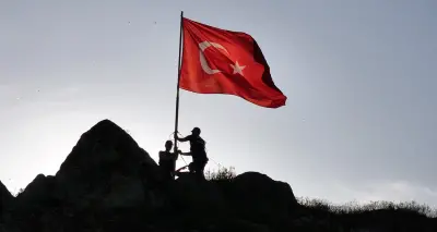 Sivas'ın Tarihi Hevük Kalesi'nde Milli Gurur: Ay-Yıldız Yeniden Zirvede