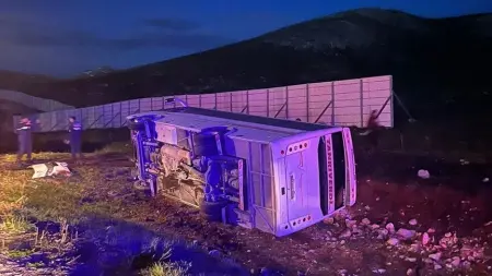Kaza yapan midibüsün olay yerindeki görüntüsü