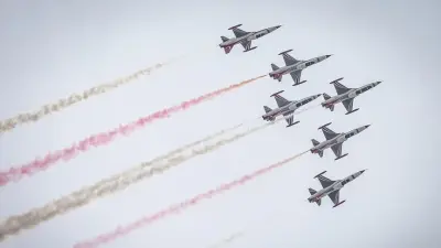 Sivrihisar Hava Gösterileri'nde Türk Yıldızları'nın akrobasi uçuşu ve tarihi uçak replikaları