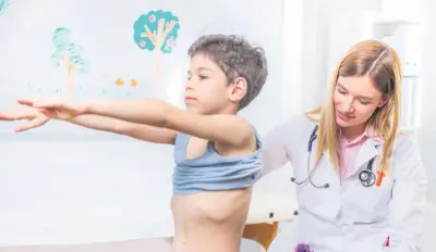 Skolyozda Erken Tanı Hayati Öneme Sahip: Büyüme Çağındaki Çocuklar Risk Altında