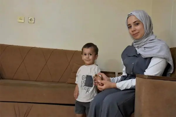 SMA hastası Abbas Miran İbiş'in tedavi sonrası bağımsız yürüdüğü anı gösteren fotoğraf.