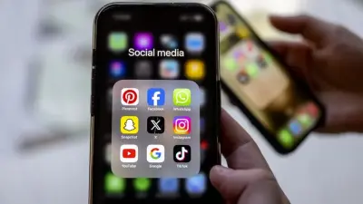 Bir kişinin akıllı telefon ekranındaki e-Devlet bildirimini dikkatle incelediği an.