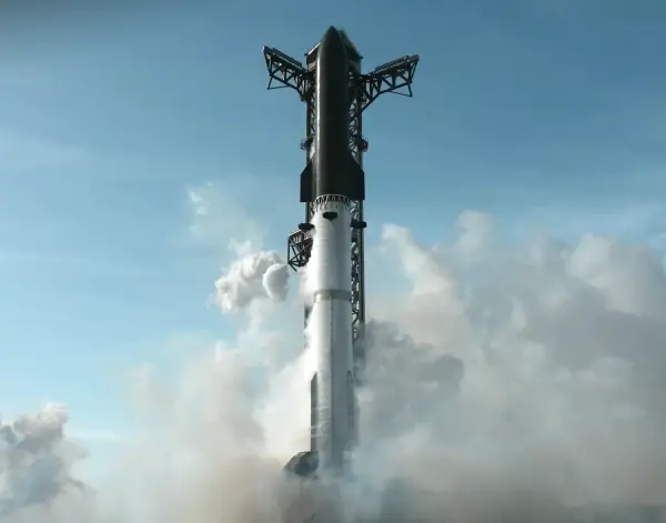 SpaceX Starship fırlatma rampasında iptal edilen fırlatma sonrası dumanlar yükseliyor.