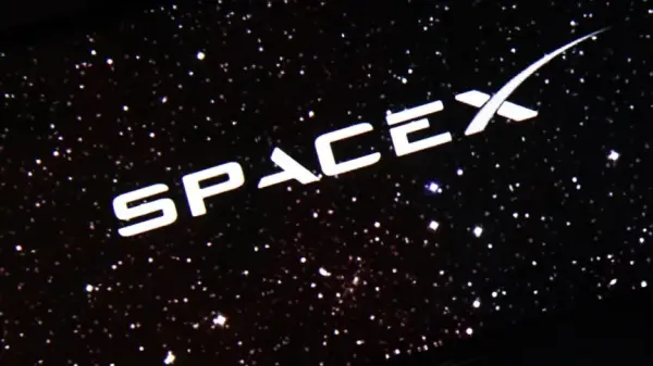 SpaceX Başkanı Gwynne Shotwell ve Mali İşler Direktörü Bret Johnsen'in Nasdaq açılış zilini çalması.