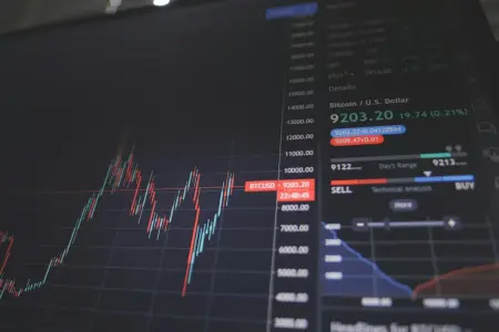 Sermaye Piyasası Kurulu (SPK) logosu ve finansal grafikler.