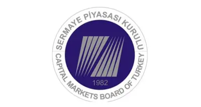 Sermaye Piyasası Kurulu (SPK) binası önünde finansal düzenlemeleri tartışan yetkililer.