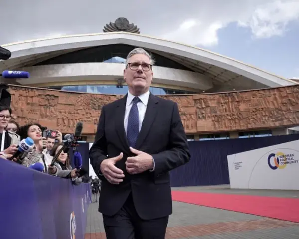 İngiltere Başbakanı Keir Starmer konuşma yaparken