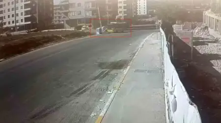 Sultanbeyli'de İETT otobüsü ve otomobilin karıştığı trafik kazası sonrası olay yeri incelemesi
