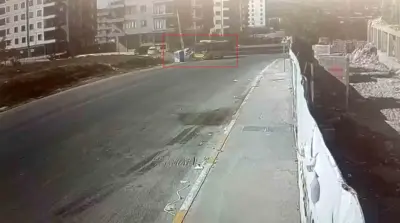 Sultanbeyli'de İETT Otobüsü ile Otomobil Çarpıştı: Biri Bebek Dört Yaralı