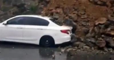 Sultangazi Esentepe Mahallesi'nde çöken duvarın altında kalan araç