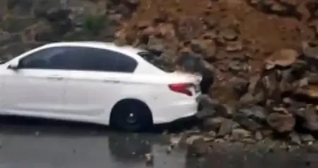 Sultangazi Esentepe Mahallesi'nde çöken duvarın altında kalan araç