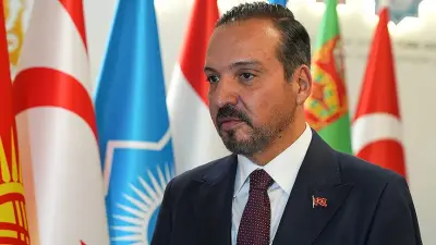 AK Parti Genel Başkan Yardımcısı Kürşad Zorlu'nun Suriye'de Türkçenin seçmeli ders statüsüne ilişkin açıklama yaparken çekilmiş fotoğrafı.