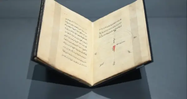 İstanbul Rami Kütüphanesi'nde açılan 'Gökküre' sergisinden bir görünüm, tarihi bilim aletleri ve yazma eserler sergileniyor.